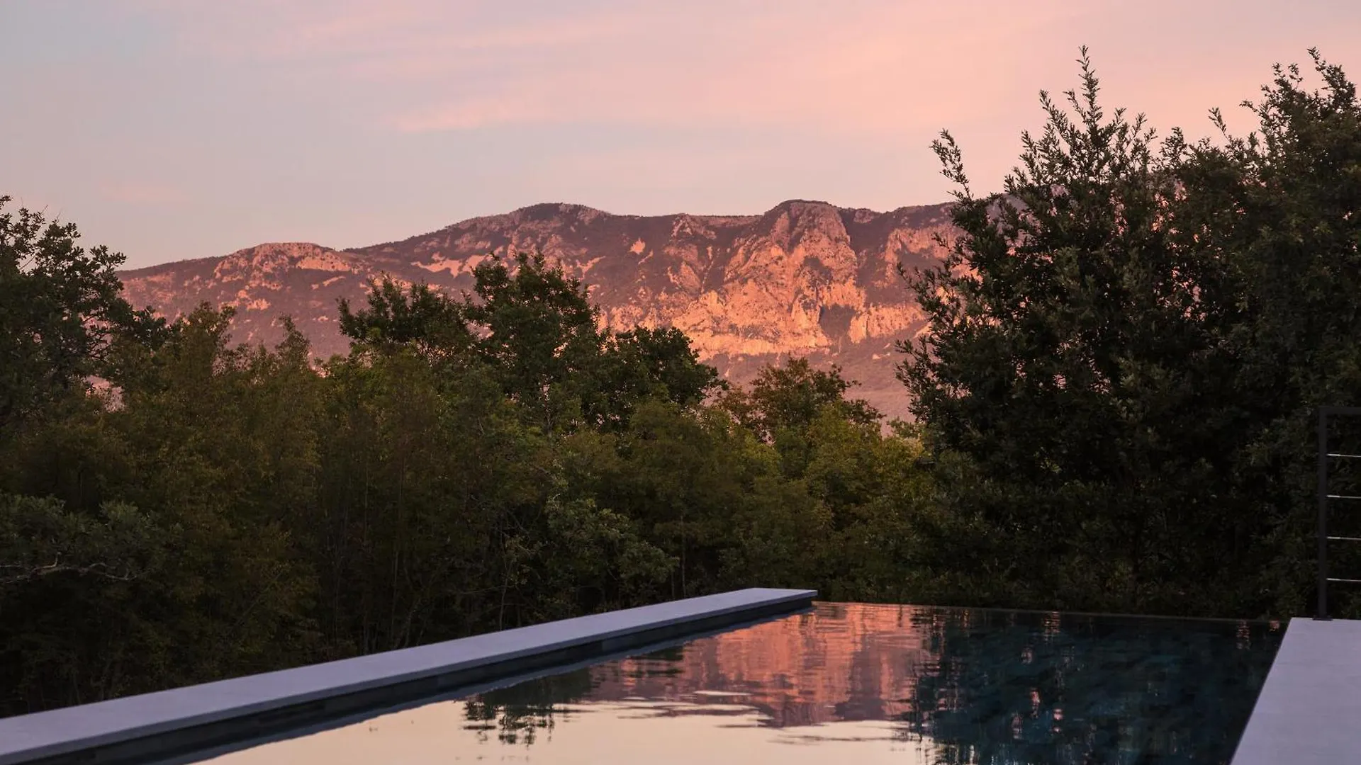 Villa Mons Caldera For 10 People With 40 M2 Infinity Heated Pool & Kids Playground Kršan