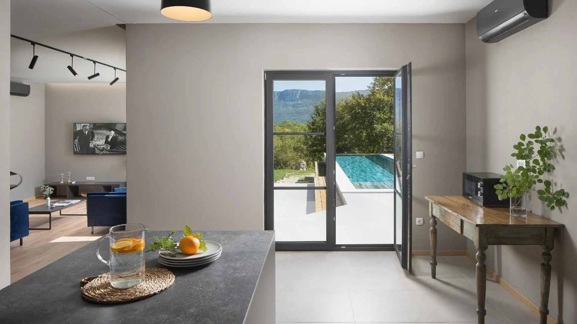 Villa Mons Caldera For 10 People With 40 M2 Infinity Heated Pool & Kids Playground Kršan كرواتيا